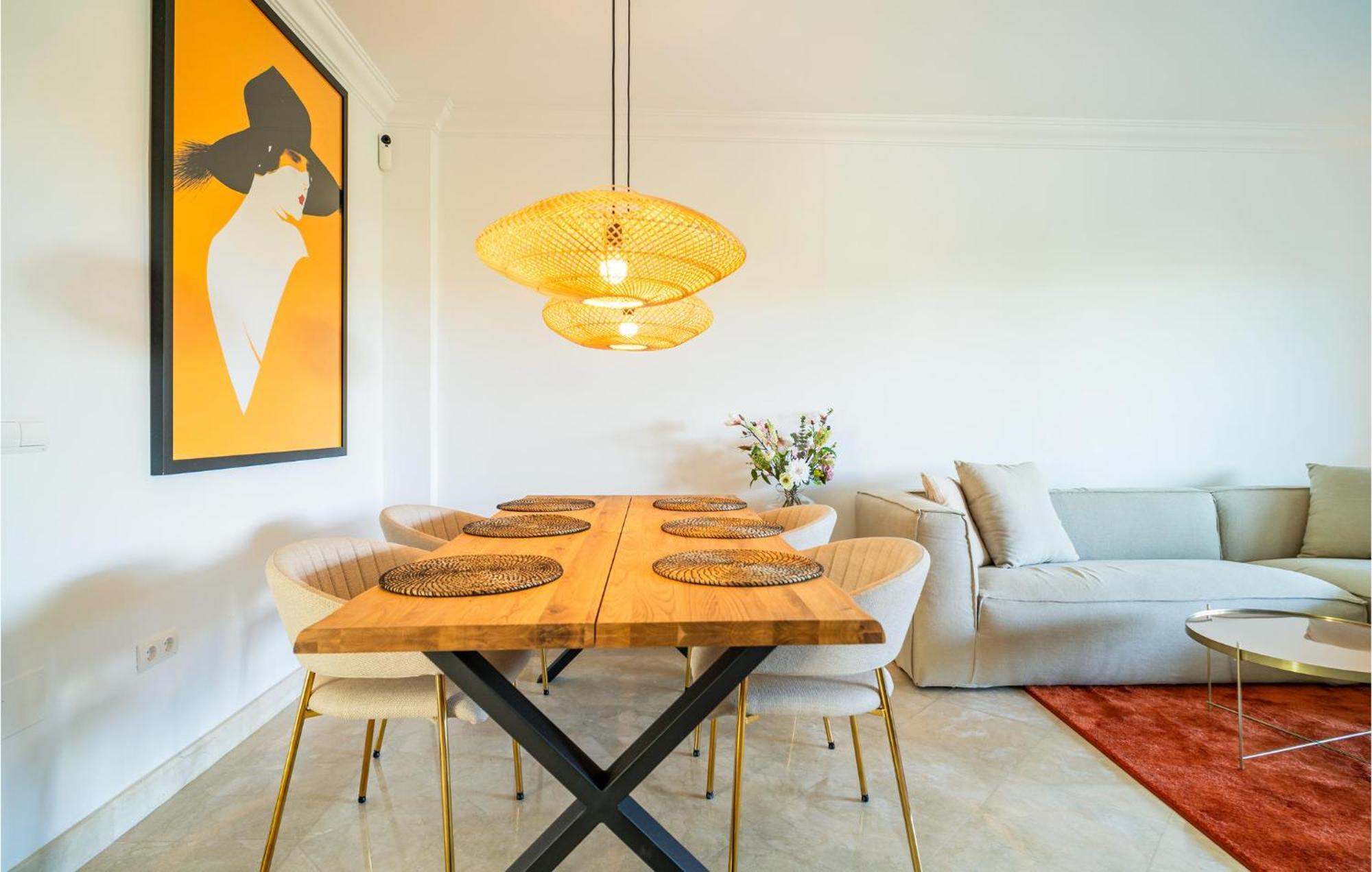 2 Bedroom Gorgeous In Apartment *