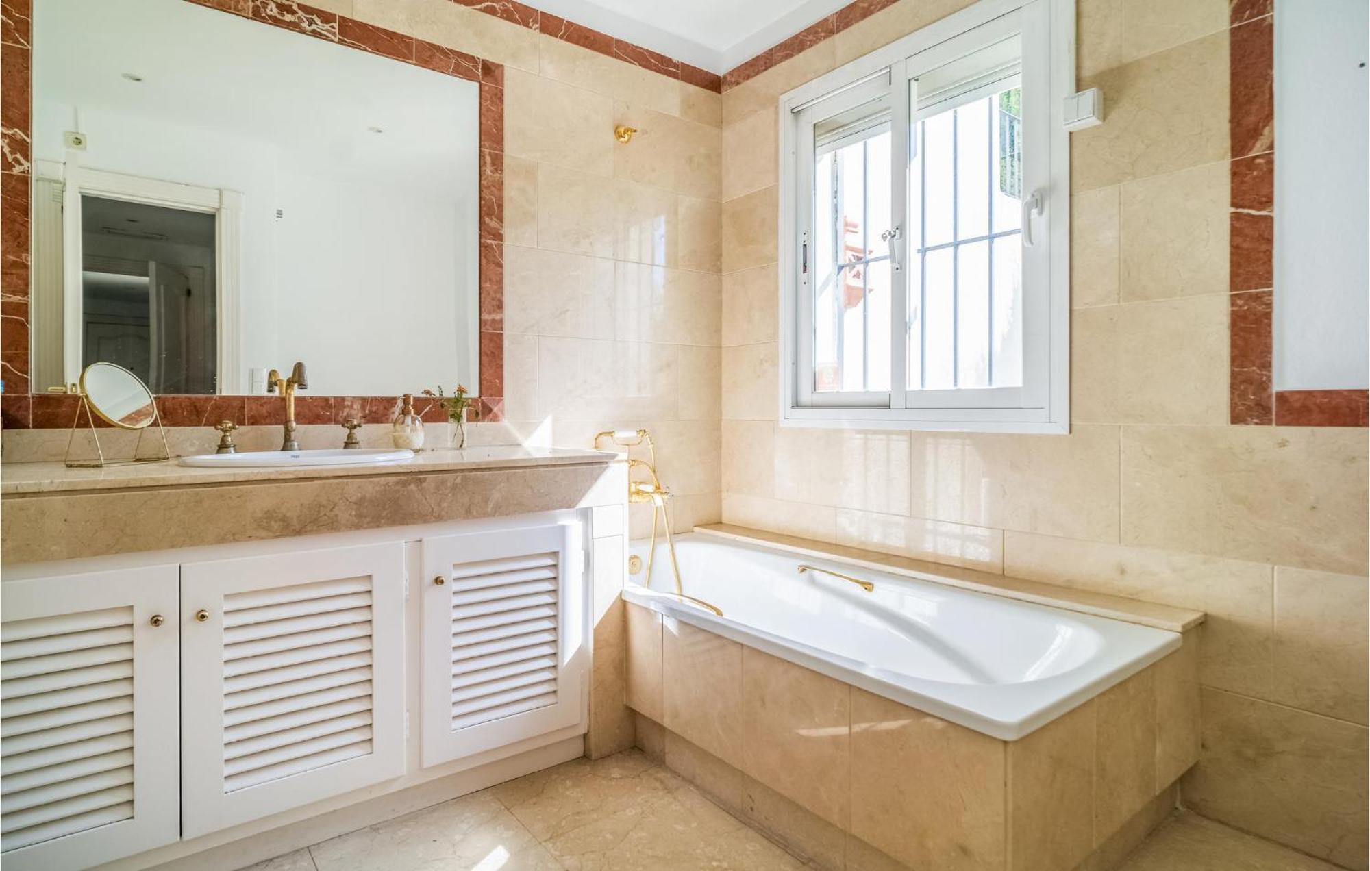 Apartment 2 Bedroom Gorgeous In